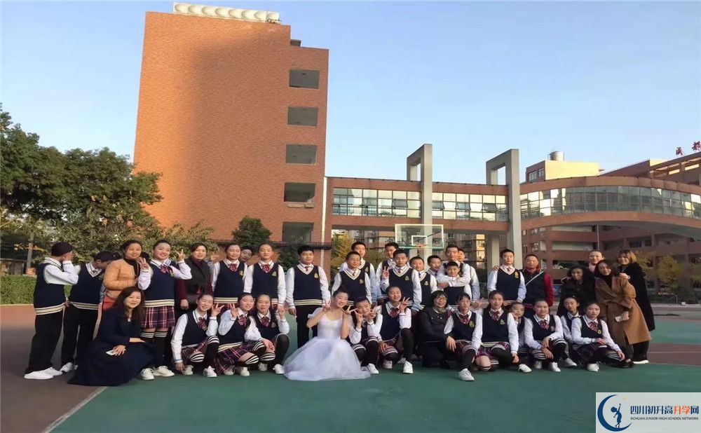 成都十二中（四川大學(xué)附屬中學(xué)）是私立收費(fèi)嗎？