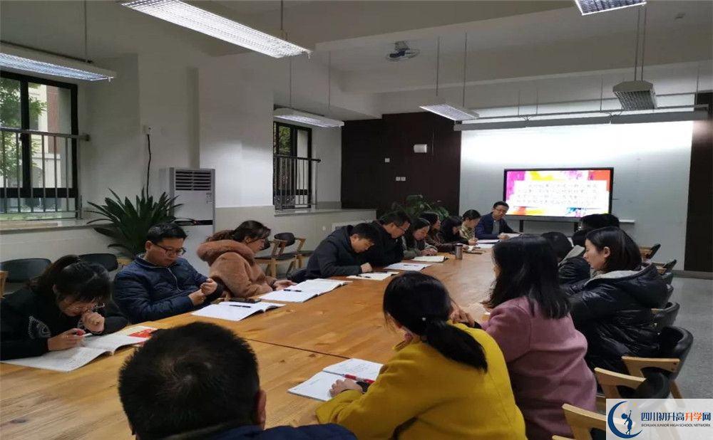 成都教科院附屬學校實驗班人數(shù)是多少？