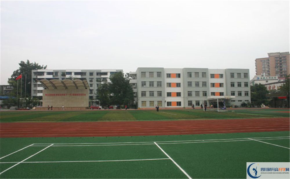 成都鐵路中學(xué)實(shí)驗(yàn)班學(xué)費(fèi)貴嗎？