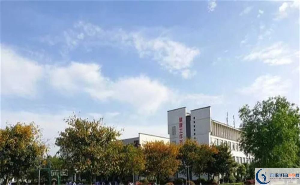 石室白馬中學(xué)實(shí)驗(yàn)班學(xué)費(fèi)貴嗎？