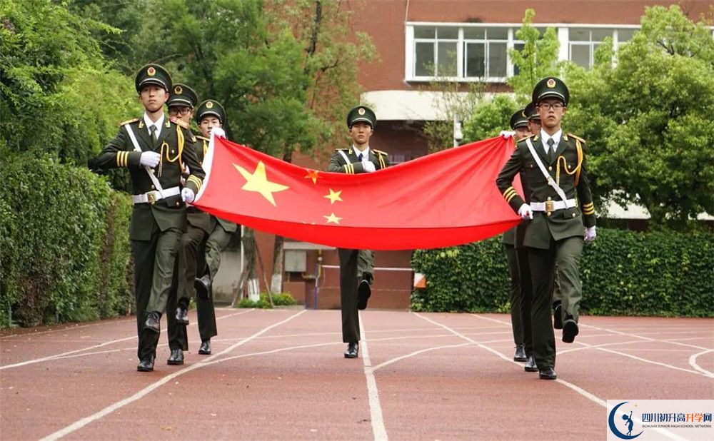 成都七中八一學(xué)校在校學(xué)生總?cè)藬?shù)是多少？