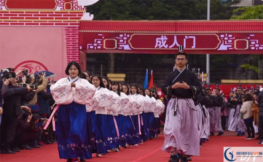 成都七中萬(wàn)達(dá)學(xué)校在校學(xué)生總?cè)藬?shù)是多少？