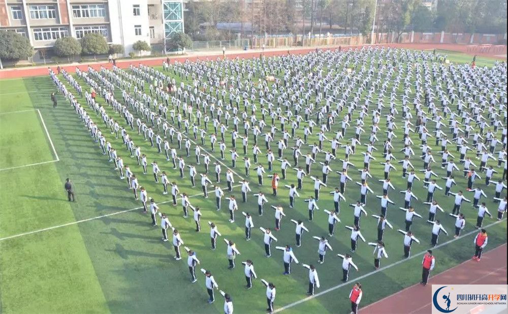 成都十八中在校學(xué)生總?cè)藬?shù)是多少？