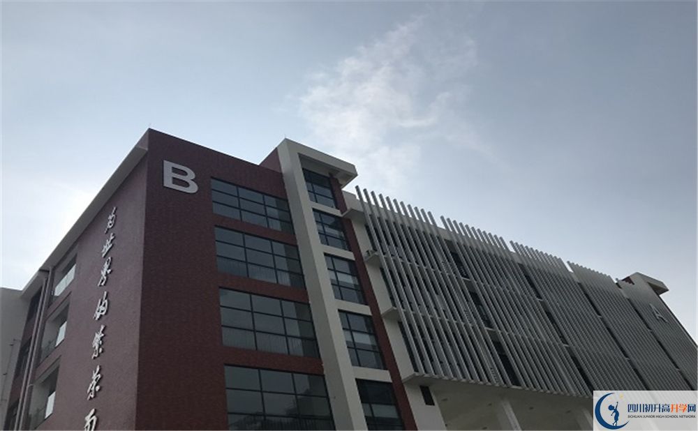 北京第二外國(guó)語(yǔ)學(xué)院成都附屬中學(xué)在校學(xué)生總?cè)藬?shù)是多少？