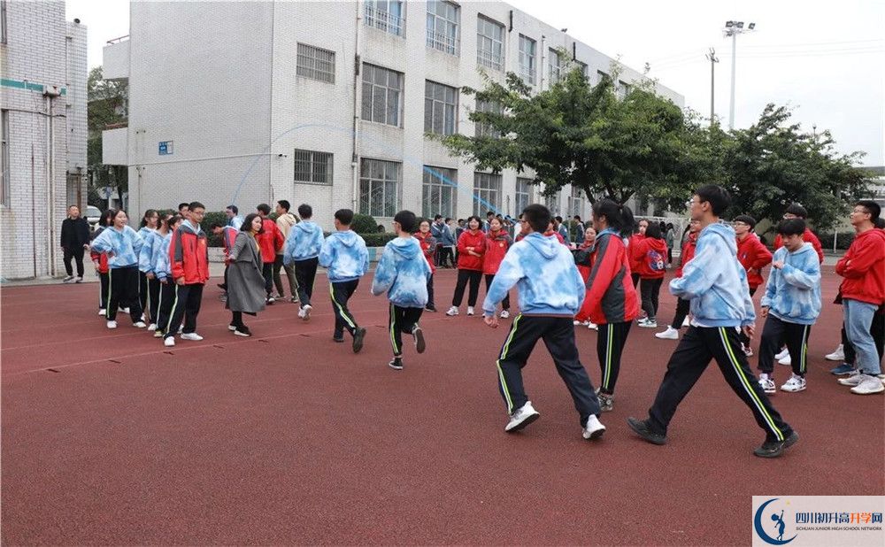 青白江中學補課嗎？