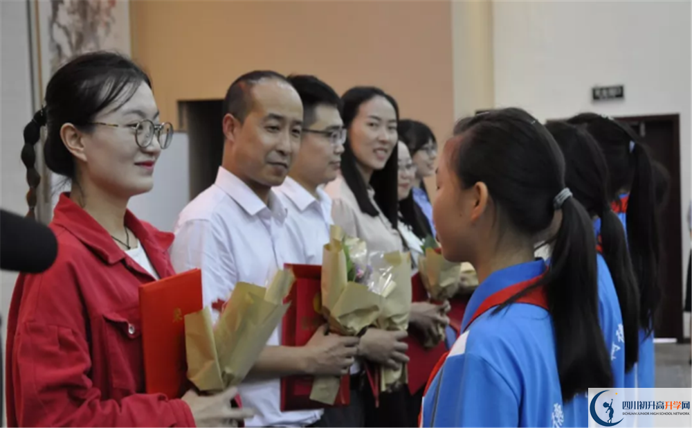 川化中學(xué)在校學(xué)生總?cè)藬?shù)是多少？