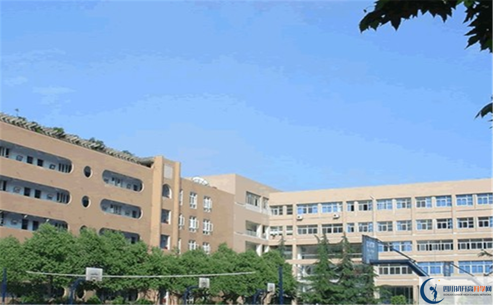 成都大學(xué)附屬中學(xué)在校學(xué)生總?cè)藬?shù)是多少？
