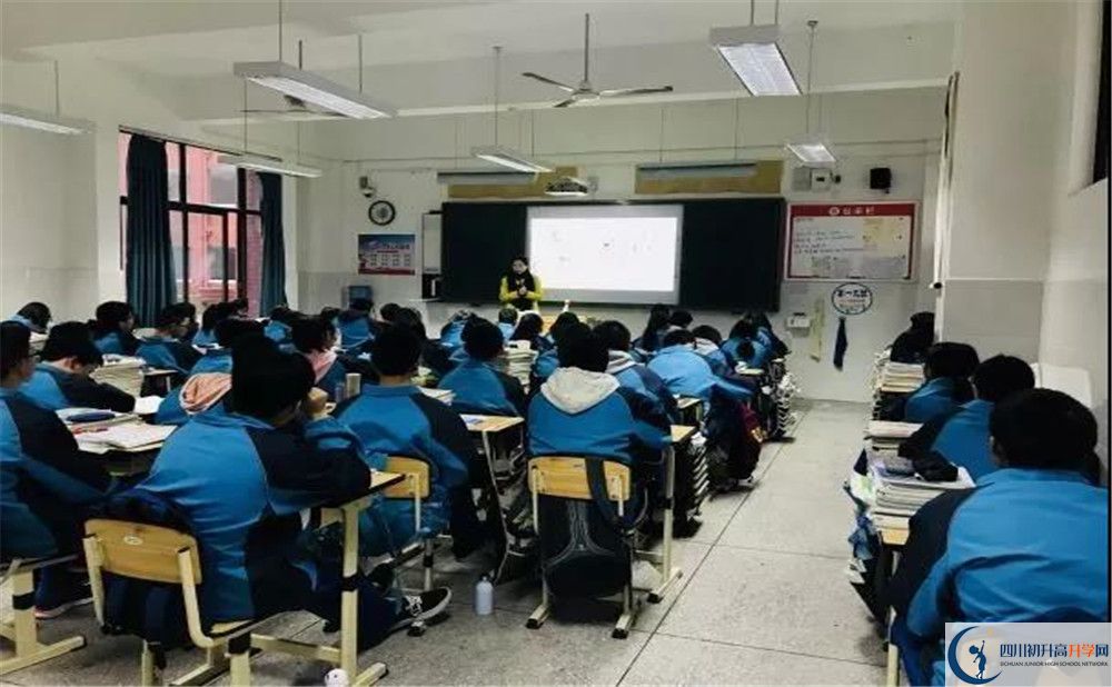 新都一中在校學(xué)生總?cè)藬?shù)是多少？
