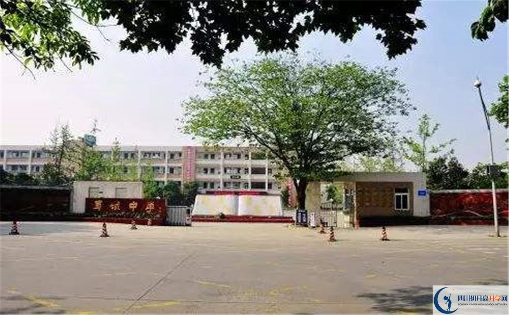 蜀城中學補課嗎？