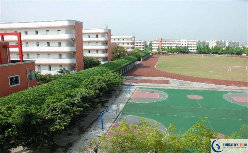 大邑中學在校學生總?cè)藬?shù)是多少？