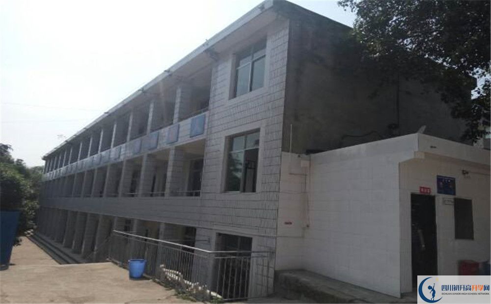 賈家中學(xué)在校學(xué)生總?cè)藬?shù)是多少？