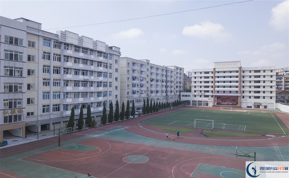 陽安中學在校學生總?cè)藬?shù)是多少？